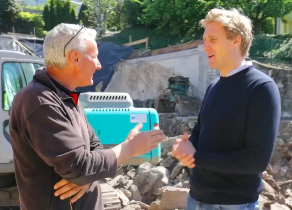 Échange professionnel sur un chantier illustrant l’analyse du potentiel constructible d’un terrain dans le cadre de l’achat de terrains